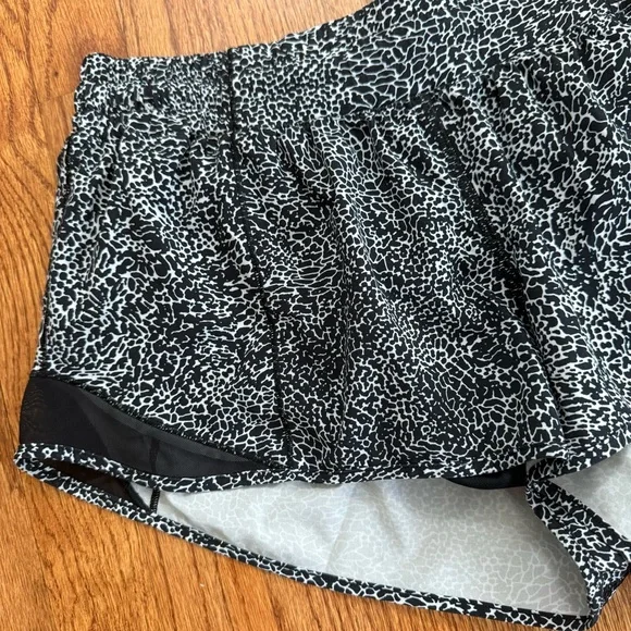 Lululemon Hotty Hot Short II 2.5" in Polar Shift Inverse Alpine White Black 10 - Picture 5 of 14